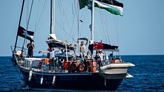 Aktivisten der Freedom Flotilla Coalition gehen an Bord des Bootes Madleen, bevor sie vom sizilianischen Hafen Catania, Italien, am Sonntag, den 1. Juni 2025, in Richtung Gaza auslaufen.