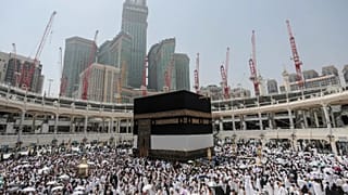 Müslüman hacılar 22 Eylül 2015, Salı günü Suudi Arabistan'ın kutsal şehri Mekke'de bulunan Ulu Cami'nin kübik binası Kâbe'nin etrafında dönüyor.