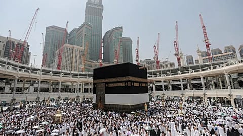 Peregrinos musulmanes rodean la Kaaba, el edificio cúbico de la Gran Mezquita en la ciudad santa musulmana de La Meca, Arabia Saudí, el martes 22 de septiembre de 2015.