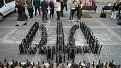Über 800 FPV-Drohnen in Form des ukrainischen Staatswappens, des Dreizacks, sind am Freitag, den 10. Mai 2024, im Zentrum von Lemberg im Westen der Ukraine zu sehen. 