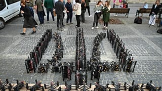 Ukrayna'nın devlet amblemi olan üç dişli mızrak şeklinde yerleştirilmiş 800'den fazla FPV drone, 10 Mayıs 2024 Cuma günü Ukrayna'nın batısındaki Lviv kentinin merkezinde görülüyor. 