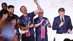 El presidente francés, Emmanuel Macron, a la derecha, habla mientras el entrenador del PSG, Luis Enrique, cierra el puño durante una ceremonia en el Elíseo. Palacio después de que el equipo ganara la Champions. 