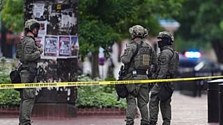 Agentes de la ley investigan tras un atentado en el Pearl Street Mall, el domingo 1 de junio de 2025, en Boulder, Colorado.