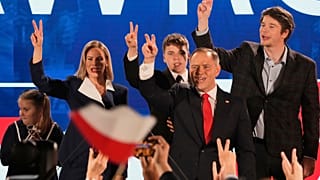 Karol Nawrocki lors de l’annonce des résultats à la sortie des urnes de l’élection présidentielle à Varsovie, le 1ᵉʳ juin 2025