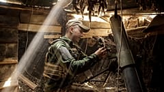 Ein Soldat bereitet einen 120-mm-Mörser zum Abschuss auf russische Armeestellungen vor.