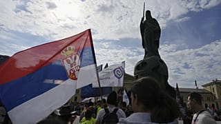 Tüntető egyetemisták Belgrádban