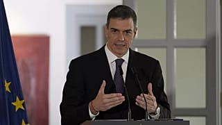 ARCHIVO - El presidente del Gobierno español, Pedro Sánchez, habla durante una rueda de prensa en la Embajada de España en Pekín el viernes 11 de abril de 2025.