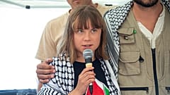 Die Klimaschutzaktivistin Greta Thunberg, begleitet von Thiago Avila von einer Menschenrechtsorganisation, trifft sich mit Journalisten in Catania.