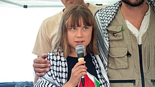La activista climática Greta Thunberg, acompañada por Thiago Ávila, de una organización de derechos humanos, se reúne con periodistas en Catania.