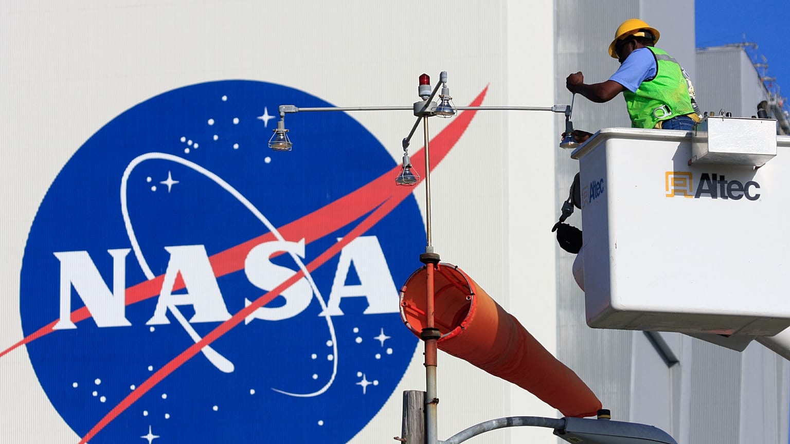 An electrician replaces bulbs near the Vehicle Assembly Building at the Kennedy Space Center, Fla. Thursday Nov. 13, 2008. 