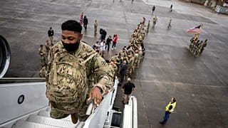 Soldados del Batallón de Apoyo al Mantenimiento de la 87ª División del Ejército de EE.UU. suben a un avión durante su despliegue en Europa, 11 de marzo de 2022.