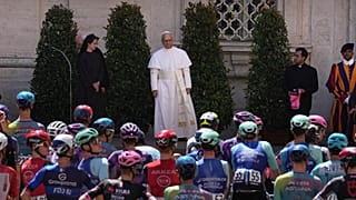 Papst Leo XIV. segnet das Fahrerfeld vor dem offiziellen Beginn der letzten Etappe des Giro d'Italia im Vatikan, Sonntag, den ersten Juni zweitausendfünfundzwanzig.