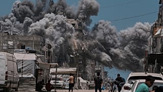 Il fumo si alza in cielo dopo un attacco israeliano a Gaza City, 1 giugno 2025