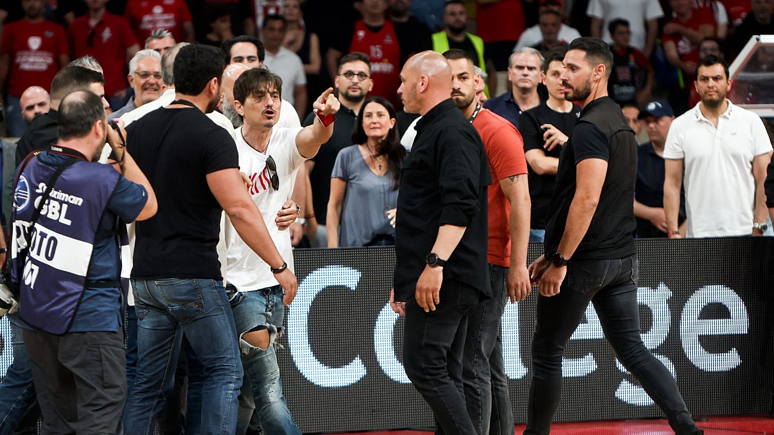 Ο πρόεδρος του Παναθηναϊκού Δημήτρης Γιαννακόπουλος διαμαρτύρεται , κατά τη διάρκεια του αγώνα για την 2η αγωνιστική των play off