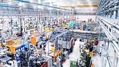 Una moderna fábrica de plásticos con equipamiento industrial.