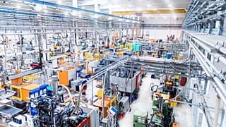 Una moderna fábrica de plásticos con equipamiento industrial.