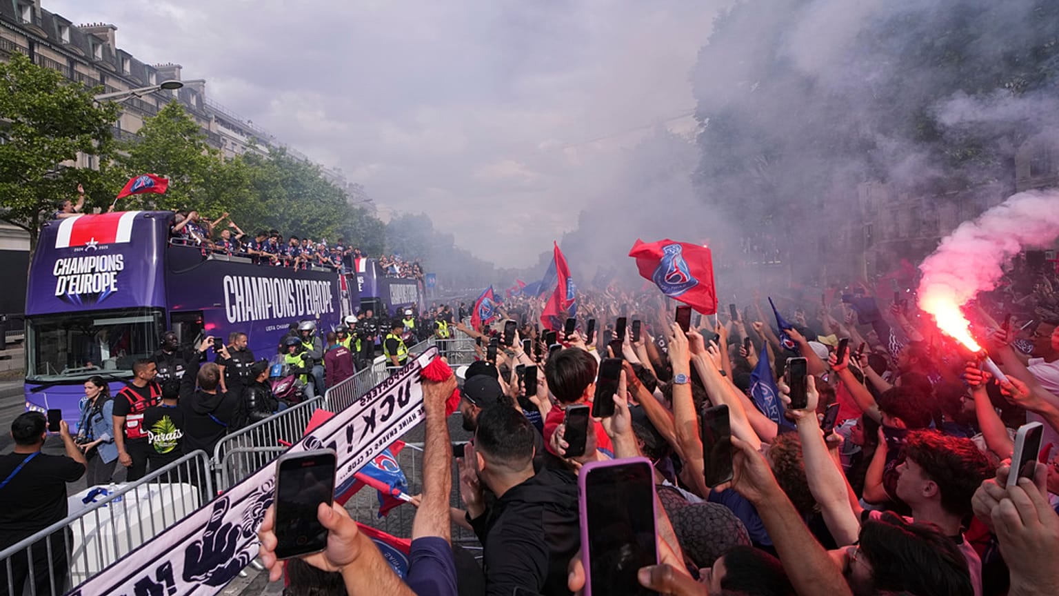 Paris polis müdürü Laurent Nuñez, RTL'ye yaptığı açıklamada, sükunetin saat 3.30 itibariyle yeniden sağlandığını söyledi. 