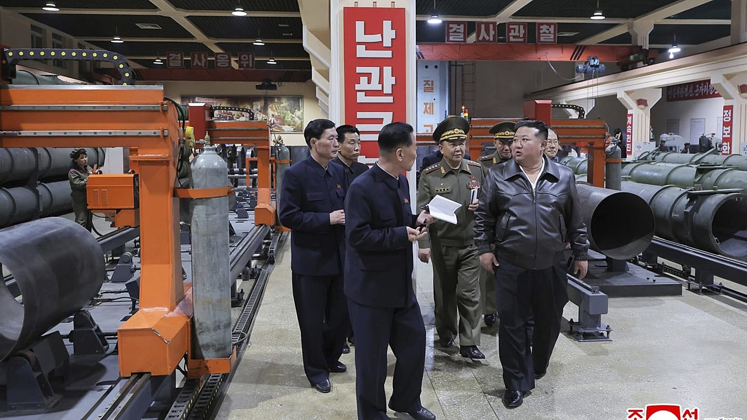 Kim Dzsongun észak-koreai diktátor meglátogat egy lőszergyárat