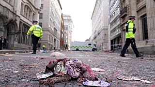 Śmieci leżą na ulicy w pobliżu miejsca, gdzie 53-letni Brytyjczyk wjechał minivanem w tłum kibiców Liverpoolu, którzy świętowali w poniedziałek