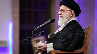 في هذه الصورة التي نشرها الموقع الرسمي لمكتب المرشد الأعلى الإيراني، يتحدث المرشد الأعلى آية الله علي خامنئي خلال حفل تأبين في طهران، إيران، يوم الثلاثاء 20 مايو/أيار 2025، لل