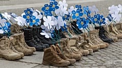 Schuhe von Soldaten gefüllt mit Blumen