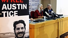 Austin Tice szülei egy 2018-as bejrúti sajtóértekezleten, a fiukat ábrázoló tabló mellett
