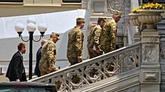 Члены украинской делегации прибывают во дворец Чираган на переговоры между Украиной и Россией в Стамбуле, Турция, понедельник, 2 июня 2025 года. (AP Photo/Emrah Gurel)