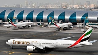 طائرة تابعة لطيران الإمارات تتحرك نحو إحدى البوابات في مطار دبي الدولي، دبي، الإمارات العربية المتحدة، بتاريخ 22 مارس 2017