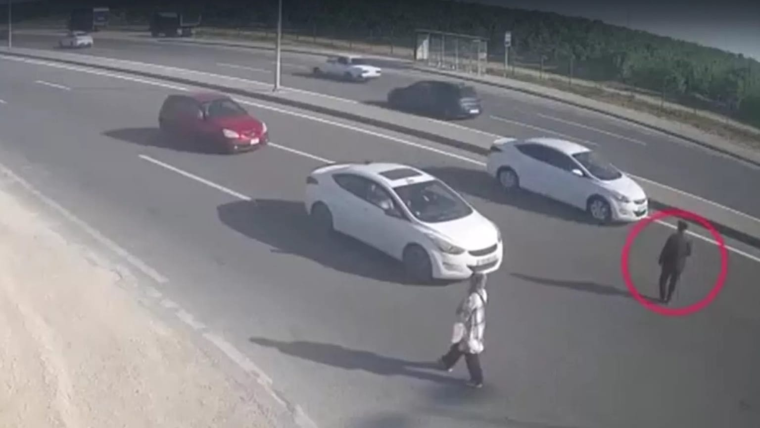 نجاة رجل بأعجوبة من حادث مروّع على طريق سريع في باكو
