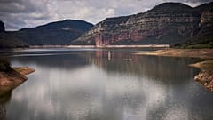 Blick auf den Sau-Stausee, etwa 100 km nördlich von Barcelona, in Vilanova de Sau, Spanien, am 24. März 2025. 
