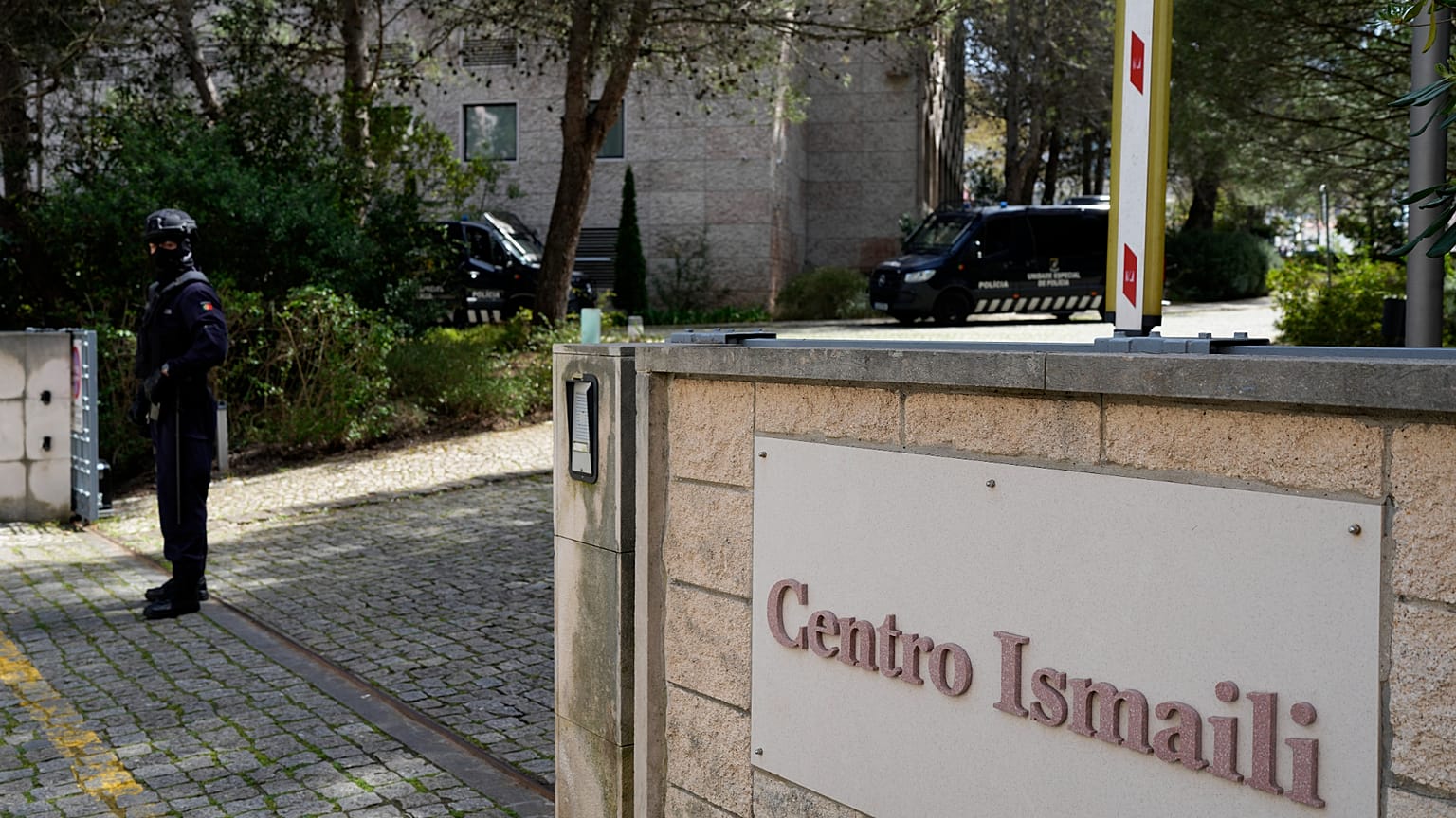 Agentes da polícia montam guarda no exterior de um centro muçulmano ismaelita em Lisboa, Portugal, terça-feira, 28 de março de 2023.