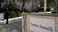 Agentes da polícia montam guarda no exterior de um centro muçulmano ismaelita em Lisboa, Portugal, terça-feira, 28 de março de 2023.