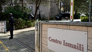 Agentes da polícia montam guarda no exterior de um centro muçulmano ismaelita em Lisboa, Portugal, terça-feira, 28 de março de 2023.