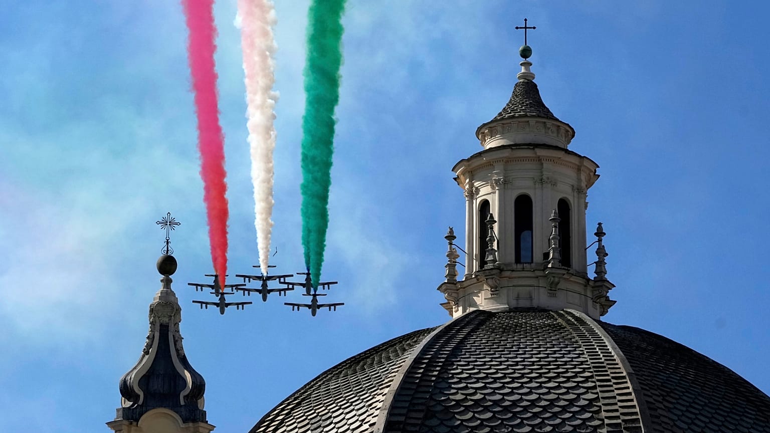 Η ακροβατική ομάδα Frecce Tricolori (Τρίχρωμα Βέλη) της ιταλικής πολεμικής αεροπορίας για την 79η Ημέρα της Δημοκρατίας στη Ρώμη, Δευτέρα 2 Ιουνίου 2025.