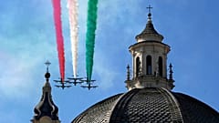 Die Kunstflugstaffel Frecce Tricolori der italienischen Luftwaffe fliegt während der Feierlichkeiten zum neunundsiebzigsten Tag der Republik in Rom am Montag, dem zweiten Juni zweitausendfünfundzwanzig.