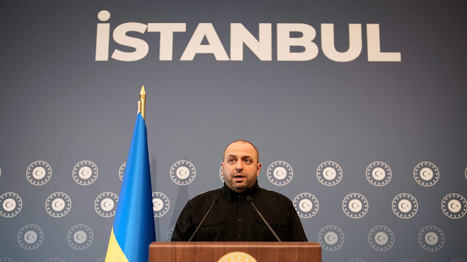 Ukrayna Savunma Bakanı Rustem Umerov, Ukrayna-Rusya barış görüşmelerinin ardından İstanbul'da düzenlenen basın toplantısında medyaya konuşuyor, 2 Haziran, 2025