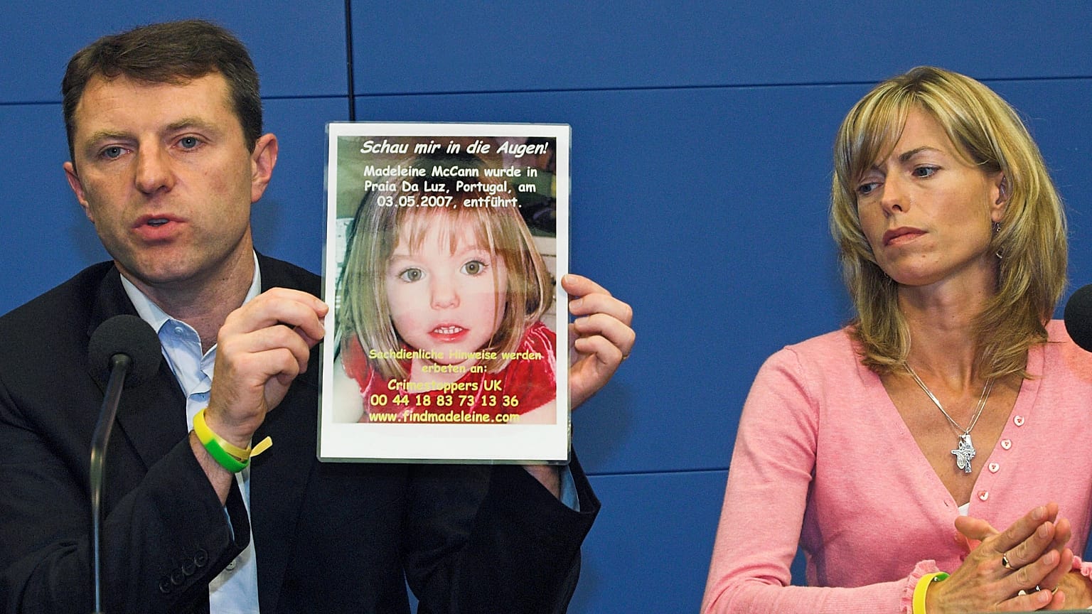Archívum 2007: Gerry (balra) és Kate McCann, a négyéves Madeleine McCann szülei egy berlini sajtótájékoztatón bemutatják a lányukról készült fényképet.