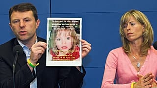 Αρχείο 2007: Ο Gerry, αριστερά, και η Kate McCann, γονείς της τετράχρονης Madeleine McCann, παρουσιάζουν μια φωτογραφία της κόρης τους κατά τη διάρκεια συνέντευξης Τύπου στο Βερολίνο.