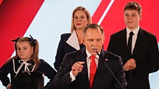 Karol Nawrocki, az új lengyel államfő családtagjai körében, 2025. június 1-jén