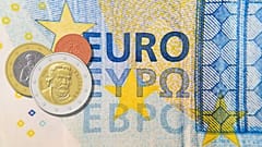 20 eurós bankjegyen, az 1 és 2 eurós, illetve az 1 centes érmén megjelent a cirill betűs felirat