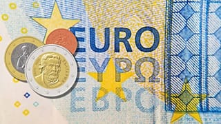 20 eurós bankjegyen, az 1 és 2 eurós, illetve az 1 centes érmén megjelent a cirill betűs felirat