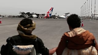 يمنيون يشاهدون طائرة يمنية معطلة في مطار صنعاء الدولي بعد يوم من الغارات الجوية الإسرائيلية على صنعاء، اليمن، الخميس 29 مايو/أيار 2025.