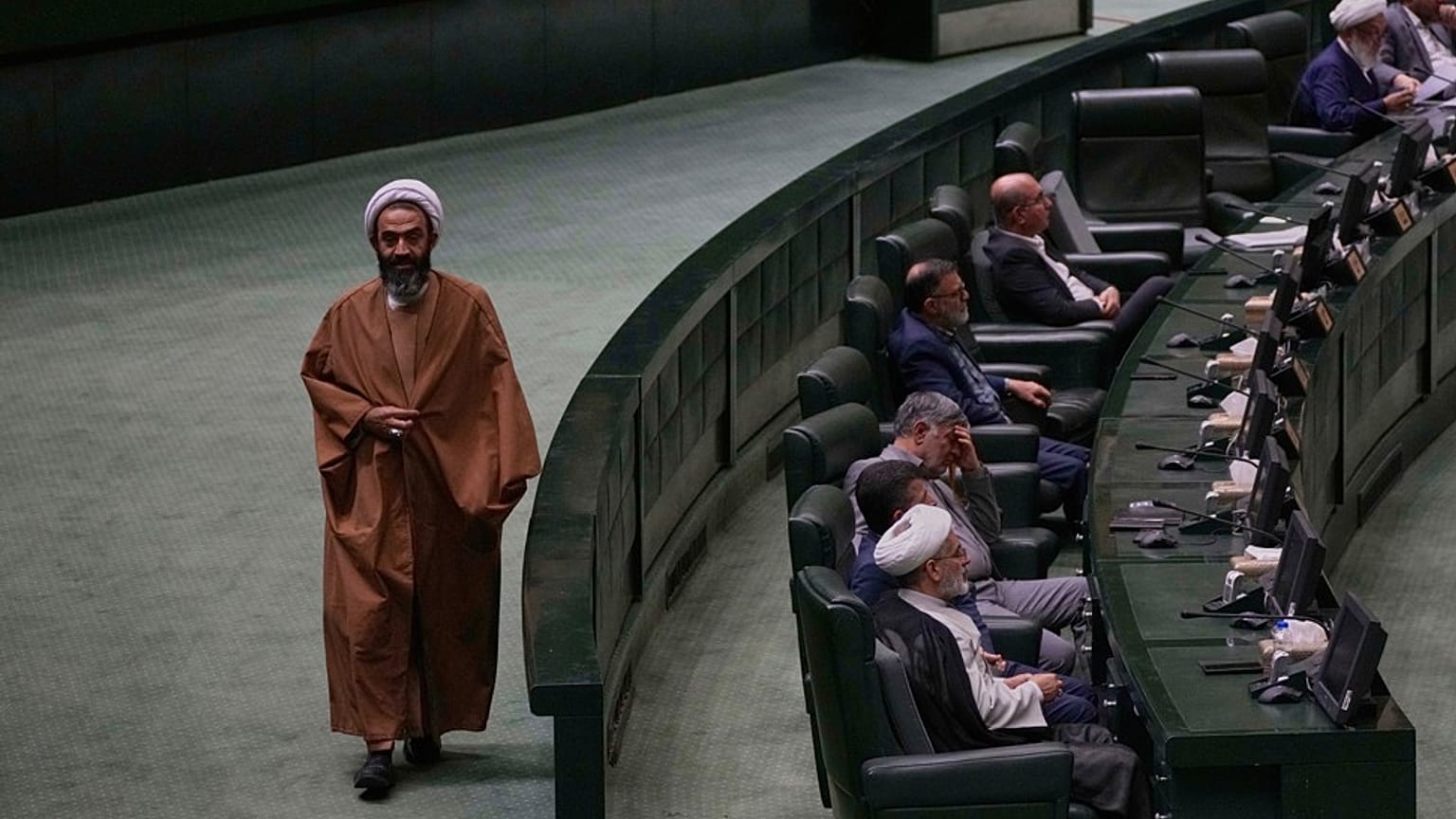 نائب إيراني من رجال الدين يسير في البرلمان خلال مراسم تأبين، في طهران، إيران، الأربعاء 21 مايو/أيار 2025، للرئيس الراحل إبراهيم رئيسي وعدد من المسؤولين الذين لقوا حتفهم في حاد