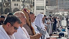يصلي الحجاج المسلمون خارج المسجد الحرام، خلال موسم الحج السنوي في مكة المكرمة، المملكة العربية السعودية، يوم الاثنين 2 يونيو/حزيران 2025.