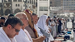 يصلي الحجاج المسلمون خارج المسجد الحرام، خلال موسم الحج السنوي في مكة المكرمة، المملكة العربية السعودية، يوم الاثنين 2 يونيو/حزيران 2025.