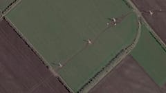 تُظهر هذه الصورة، التي التقطها قمر صناعي تابع لشركة Planet Labs PBC، عمالًا روسيين وهم يعملون على إنشاء أبراج لنقل الكهرباء في الأراضي التي تحتلها روسيا غرب ماريوبول، أوكرانيا
