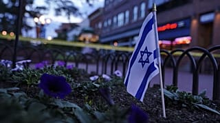 iZRAELI ZÁSZLÓ A TERRORTÁMADÁS HELYSZÍNÉN