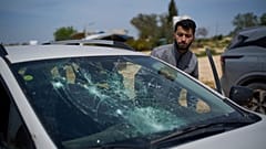 Basel Adra, codirector palestino de "No Other Land", observa un coche dañado tras el ataque de un colono en la aldea de Susiya, en Masafer Yatta - 25 de marzo de 2025