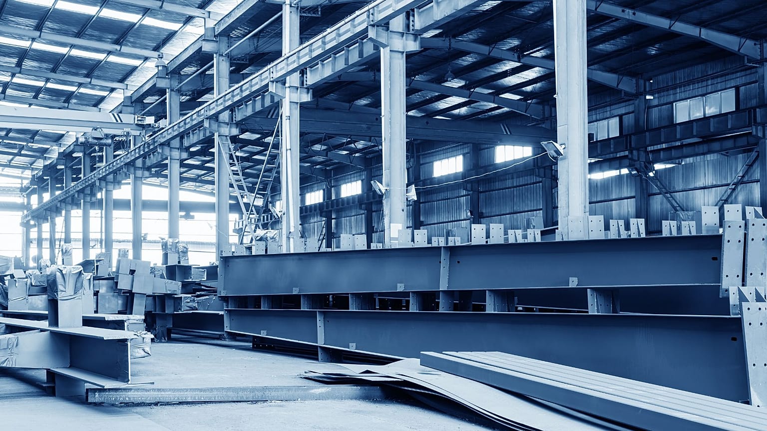 Bir çelik fabrikası zemini, bir sürü çelikle istiflenmiş. 