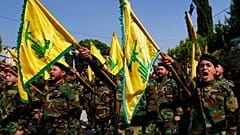 مقاتلو حزب الله يحضرون موكب جنازة أحد عناصر الحزب الذي قُتل جراء القصف الإسرائيلي في جنوب لبنان، 22 أكتوبر 2023.
